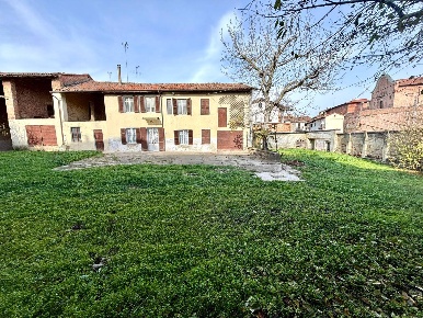Foto Casa indipendente a Oviglio di 224 m² con 9 locali in vendita