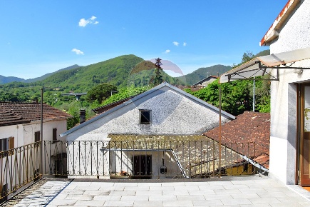 Foto Case semi ndipendenti a Pontremoli Vignola di 229 m² con 10 locali