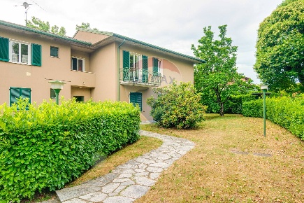 Foto Appartamento in VIA AL RONCO, Barasso di 103 m² con 3 locali