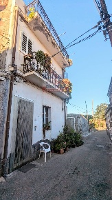 Foto Casa indipendente in via Burrone Carrubba, Calatabiano di 160 m²