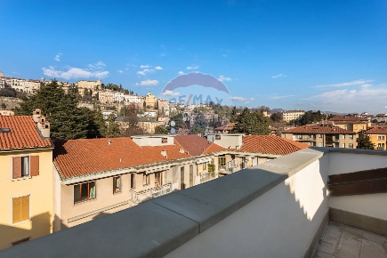 Foto Appartamento in Via Matris Domini, Bergamo Centro di 215 m² in vendita