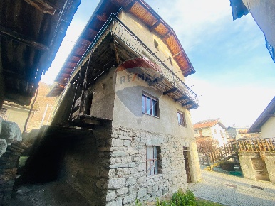 Foto Case semi ndipendenti in VIA CAPOLUOGO, Saint-Denis di 250 m²