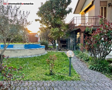 Foto Casa indipendente in VIA ROMA, Soave Centro di 328 m² con 8 locali