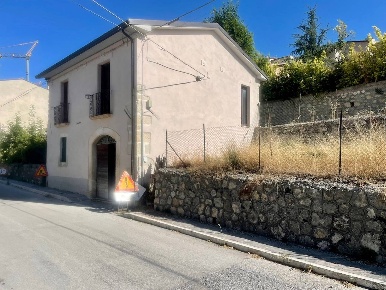 Foto Case semi ndipendenti in Via Roma, Prata d'Ansidonia Centro di 100 m²