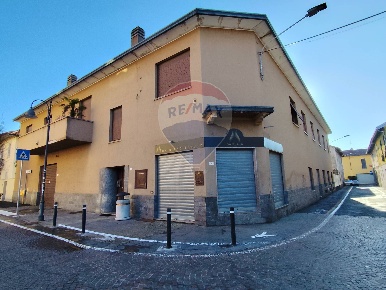 Foto Casa indipendente in via Cantù, Villa Cortese di 500 m² con 9 locali
