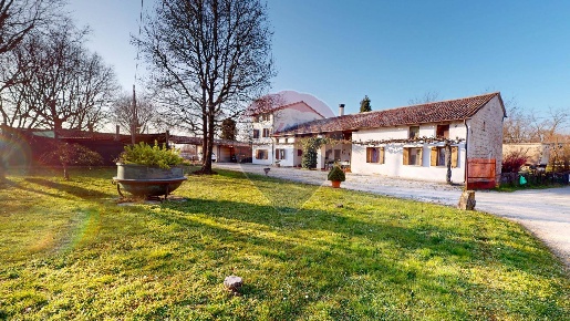 Foto Casa indipendente a Riese Pio X di 360 m² con 10 locali in vendita