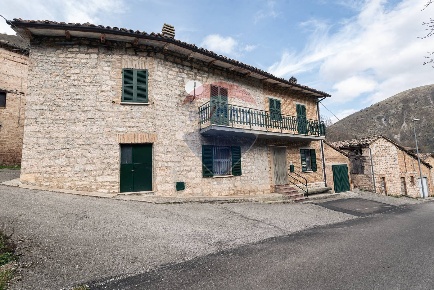 Foto Casa indipendente in strada del caprile, Frontone di 149 m² in vendita