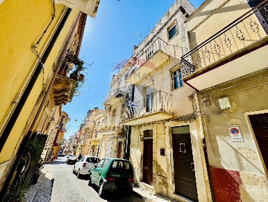 Foto Casa indipendente in via baglivi, Ragusa Centro di 150 m² con 6 locali
