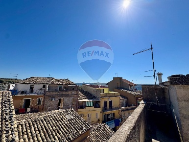 Foto Casa indipendente in via baglivi, Ragusa Centro di 150 m² con 6 locali