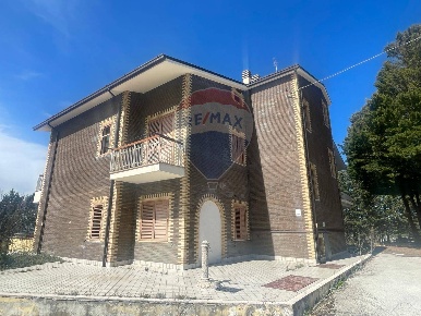 Foto Casa indipendente in C.da Selva, Ripalimosani di 587 m² con 30 locali
