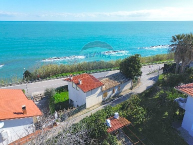 Foto Casa indipendente in C.da Vallevò, Rocca San Giovanni Vallevò