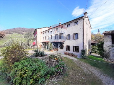 Foto Case semi ndipendenti in Via Zei, Valdobbiadene Guia di 250 m²