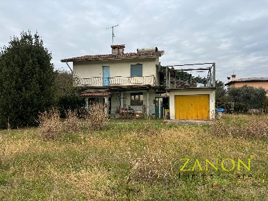 Foto Casa indipendente in via Zorutti, Capriva del Friuli in vendita