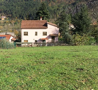 Foto Casa indipendente a Castel Focognano di 275 m² con 9 locali in vendita