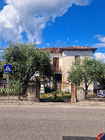 Foto Casa indipendente a Colle Umberto di 580 m² con 10 locali in vendita