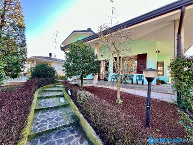 Foto Casa indipendente in via Caravaggio 24, Novi di Modena Centro