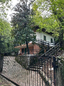 Foto Casa indipendente a Aviano di 100 m² con 5 locali in vendita