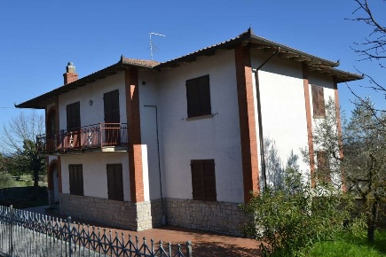 Foto Casa indipendente a Lucignano di 340 m² con 6 locali in vendita