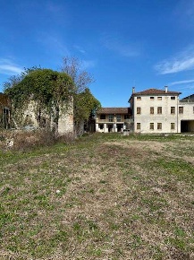 Foto Casa indipendente a Cimadolmo di 2000 m² con 20 locali in vendita