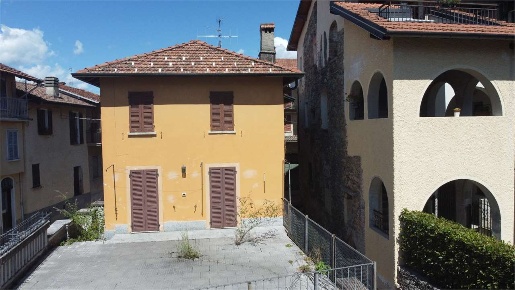Foto Casa indipendente a Agra di 188 m² con 5 locali in vendita