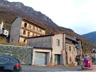 Foto Villa bifamiliare in via Rovarey, Donnas Centro di 240 m² con 8 locali