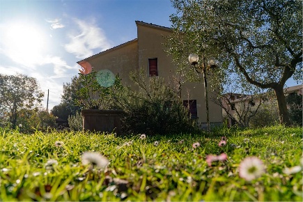Foto Casa indipendente a Cortona di 200 m² con 9 locali in vendita
