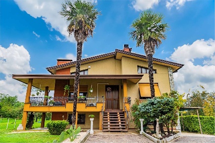 Foto Casa indipendente a Gaiarine di 260 m² con 9 locali in vendita