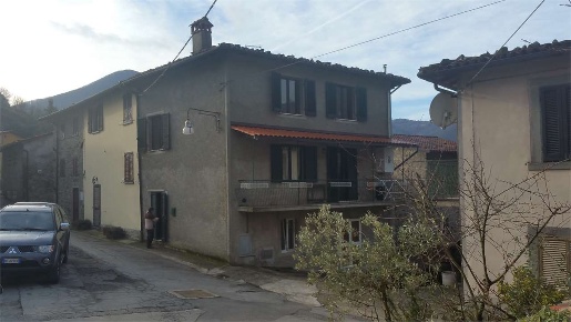 Foto Casa indipendente a Camporgiano di 100 m² con 8 locali in vendita
