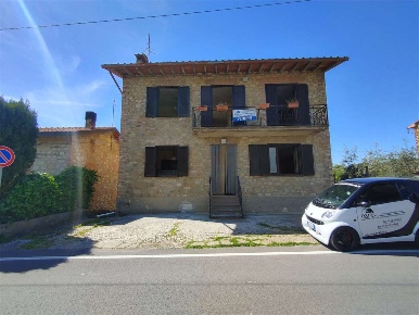 Foto Casa indipendente a Gualdo Cattaneo di 230 m² con 6 locali in vendita