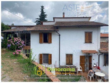 Foto Casa indipendente a Pistoia di 184 m² con 7 locali in vendita