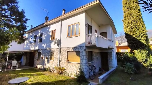 Foto Casa indipendente a Vittorio Veneto di 231 m² con 10 locali in vendita