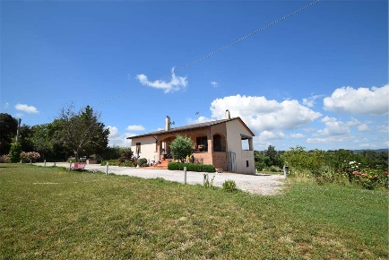 Foto Casa indipendente a San Venanzo di 220 m² con 6 locali in vendita