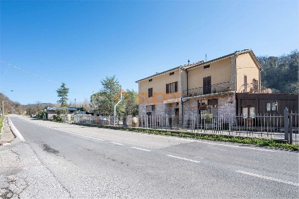 Foto Casa indipendente in via frazione costa di trex, Assisi di 325 m²