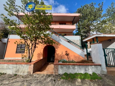 Foto Villa singola in Scapriano Teramo, Teramo Centro di 251 m² in vendita