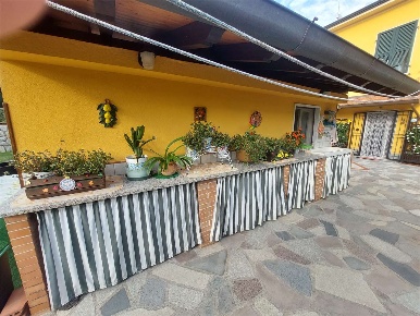 Foto Casa indipendente a Castelnuovo Magra di 230 m² con 8 locali