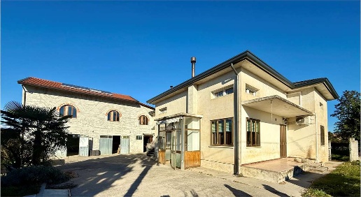 Foto Casa indipendente a Fiume Veneto di 248 m² con 10 locali in vendita