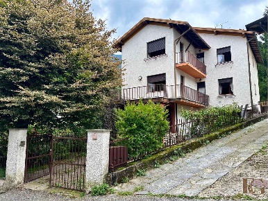 Foto Casa indipendente in Cesare Battisti, Orino di 280 m² con 11 locali