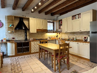 Foto Casa indipendente in Via Galilei, Vittorio Veneto Centro di 435 m²