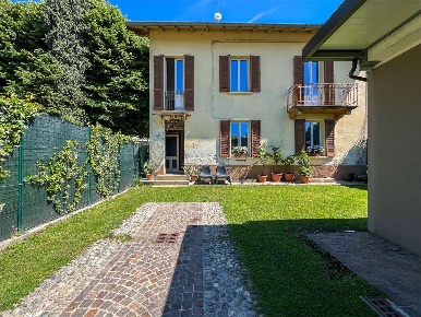Foto Casa indipendente in via cesare battisti, Taino Centro di 170 m²
