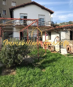 Foto Casa indipendente a Vallecrosia di 128 m² con 4 locali in vendita