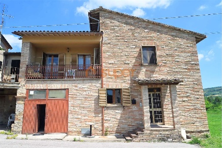 Foto Casa indipendente a Assisi di 272 m² con 5 locali in vendita