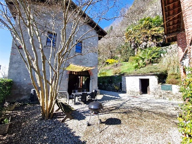 Foto Casa indipendente in Via Roma, Monvalle di 134 m² con 5 locali