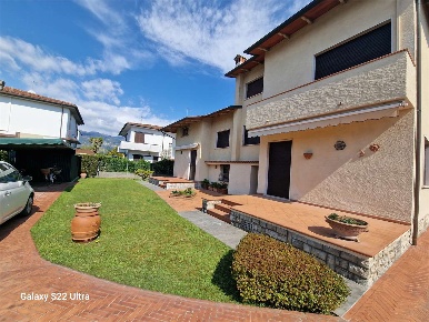 Foto Villa unifamiliare in Via Leonardo da Vinci, Pietrasanta di 220 m²