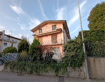Foto Casa indipendente a Veduggio con Colzano di 350 m² con 8 locali