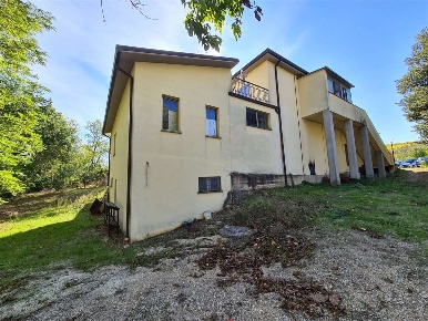 Foto Casa indipendente a Montefalco di 600 m² con 10 locali in vendita