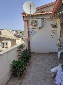 Foto Appartamento in Via Giovanni Meli, Ragusa Centro di 90 m² con 5 locali