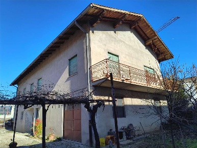 Foto Casa indipendente a Isera di 300 m² con 8 locali in vendita