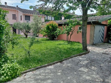 Foto Casa indipendente a Alessandria di 240 m² con 11 locali in vendita