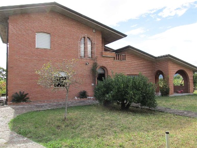 Foto Casa indipendente in via appia, Luni di 235 m² con 8 locali in vendita