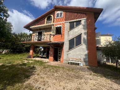 Foto Casa indipendente a Gualdo Cattaneo di 190 m² con 5 locali in vendita